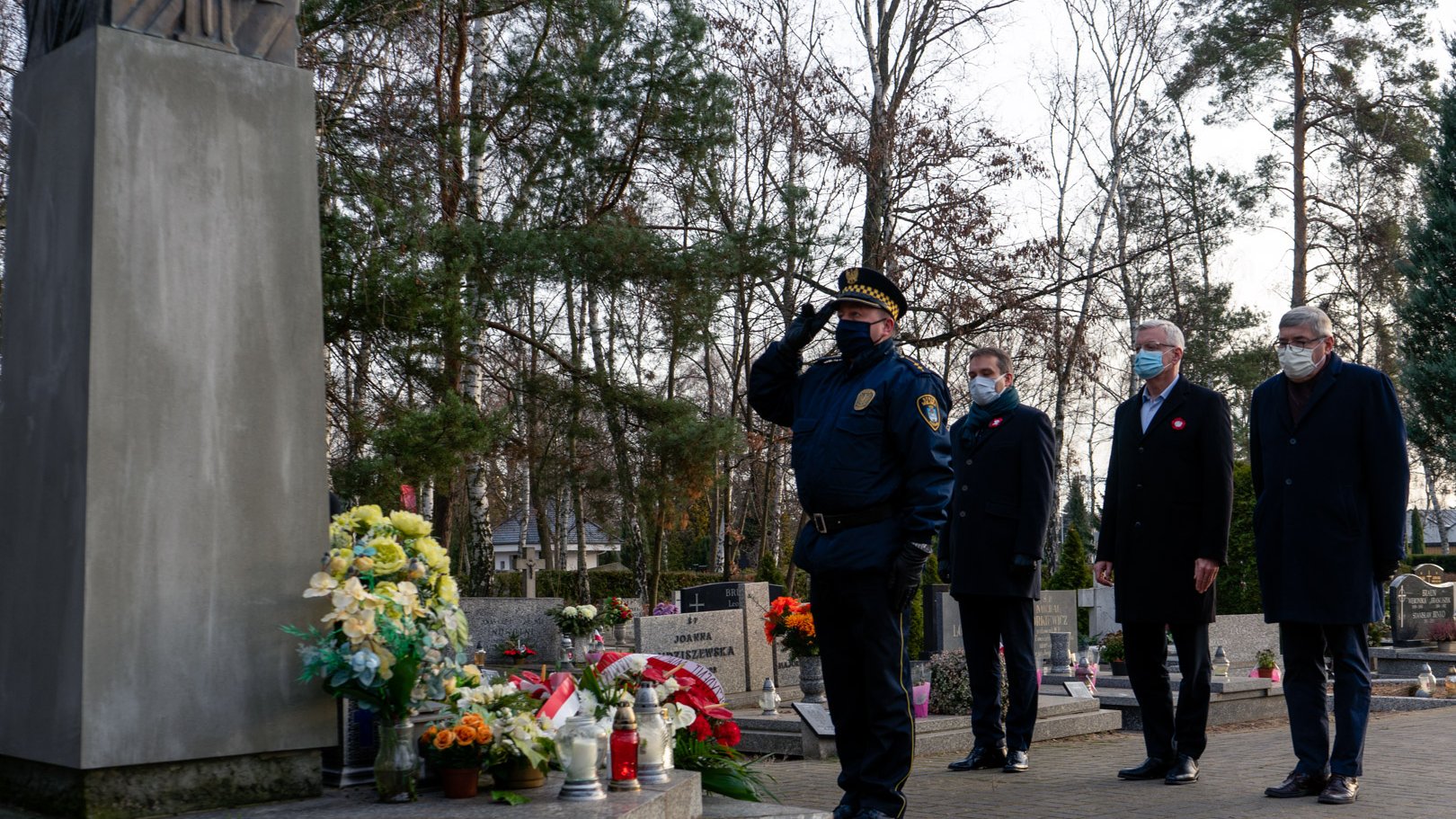 Jacek Jaśkowiak, prezydent Poznania wraz z Grzegorzem Ganowiczem, przewodniczącym rady miasta i Mariuszem Wiśniewskim, zastępcą prezydenta składają kwiaty w kwaterze Powstańców Wielkopolskich na Cmentarzu Junikowskim.