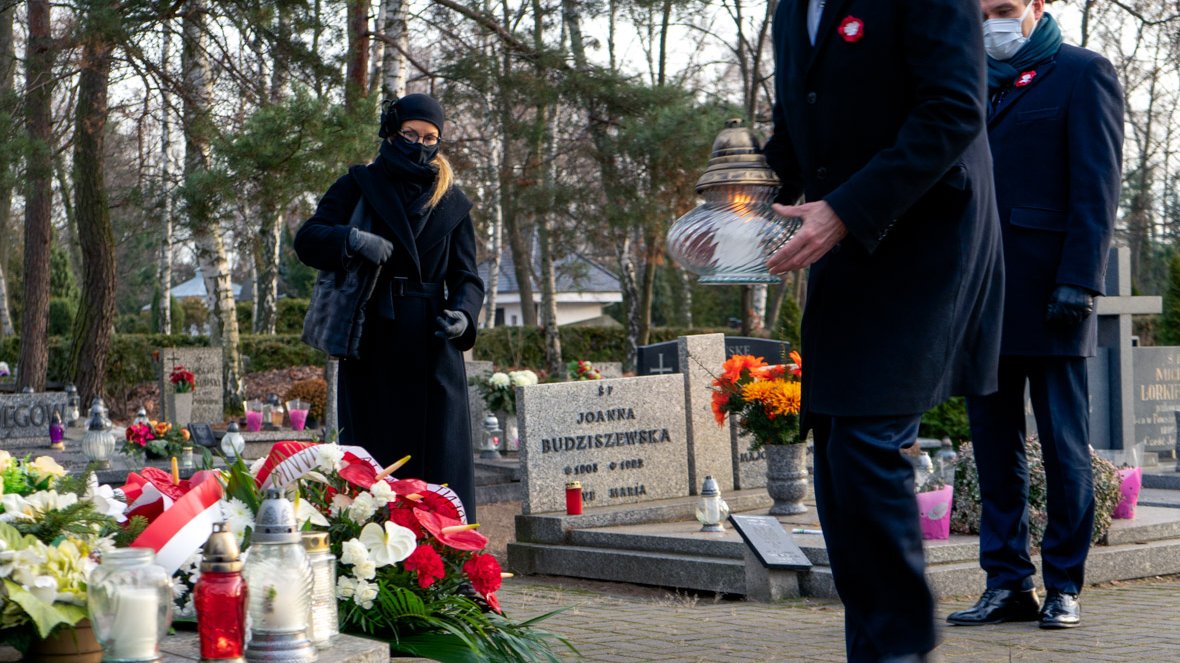 Jacek Jaśkowiak, prezydent Poznania wraz z Grzegorzem Ganowiczem, przewodniczącym rady miasta i Mariuszem Wiśniewskim, zastępcą prezydenta składają kwiaty w kwaterze Powstańców Wielkopolskich na Cmentarzu Junikowskim.