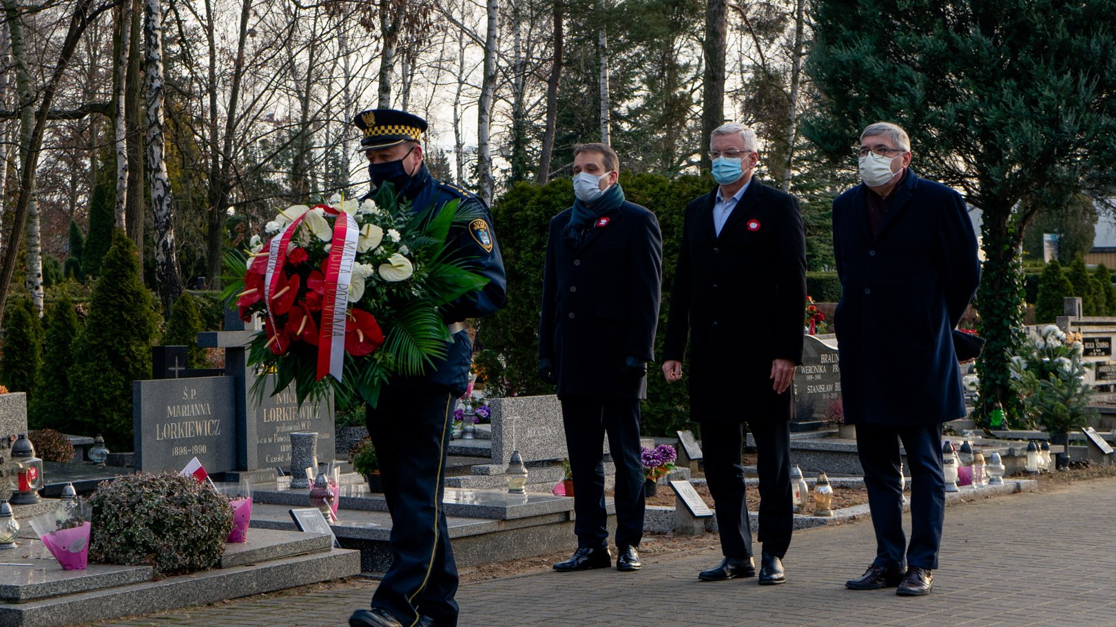 Jacek Jaśkowiak, prezydent Poznania wraz z Grzegorzem Ganowiczem, przewodniczącym rady miasta i Mariuszem Wiśniewskim, zastępcą prezydenta składają kwiaty w kwaterze Powstańców Wielkopolskich na Cmentarzu Junikowskim.