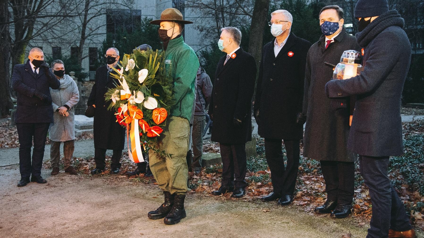 Składanie kwiatów na grobach powstańców.