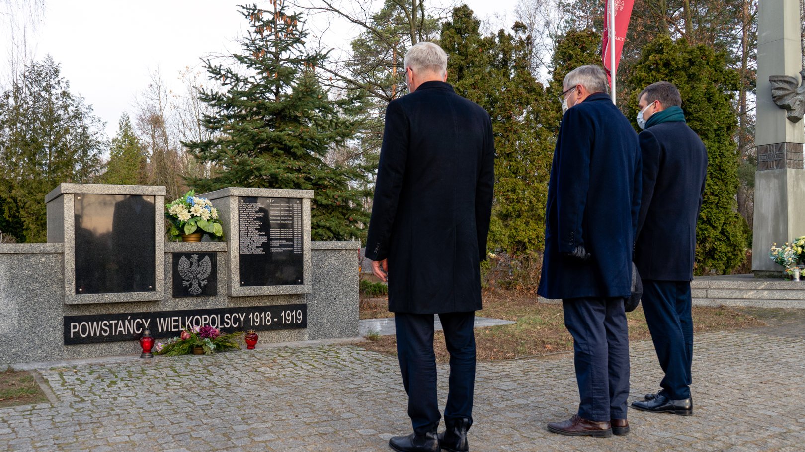 Jacek Jaśkowiak, prezydent Poznania wraz z Grzegorzem Ganowiczem, przewodniczącym rady miasta i Mariuszem Wiśniewskim, zastępcą prezydenta składają kwiaty w kwaterze Powstańców Wielkopolskich na Cmentarzu Junikowskim.