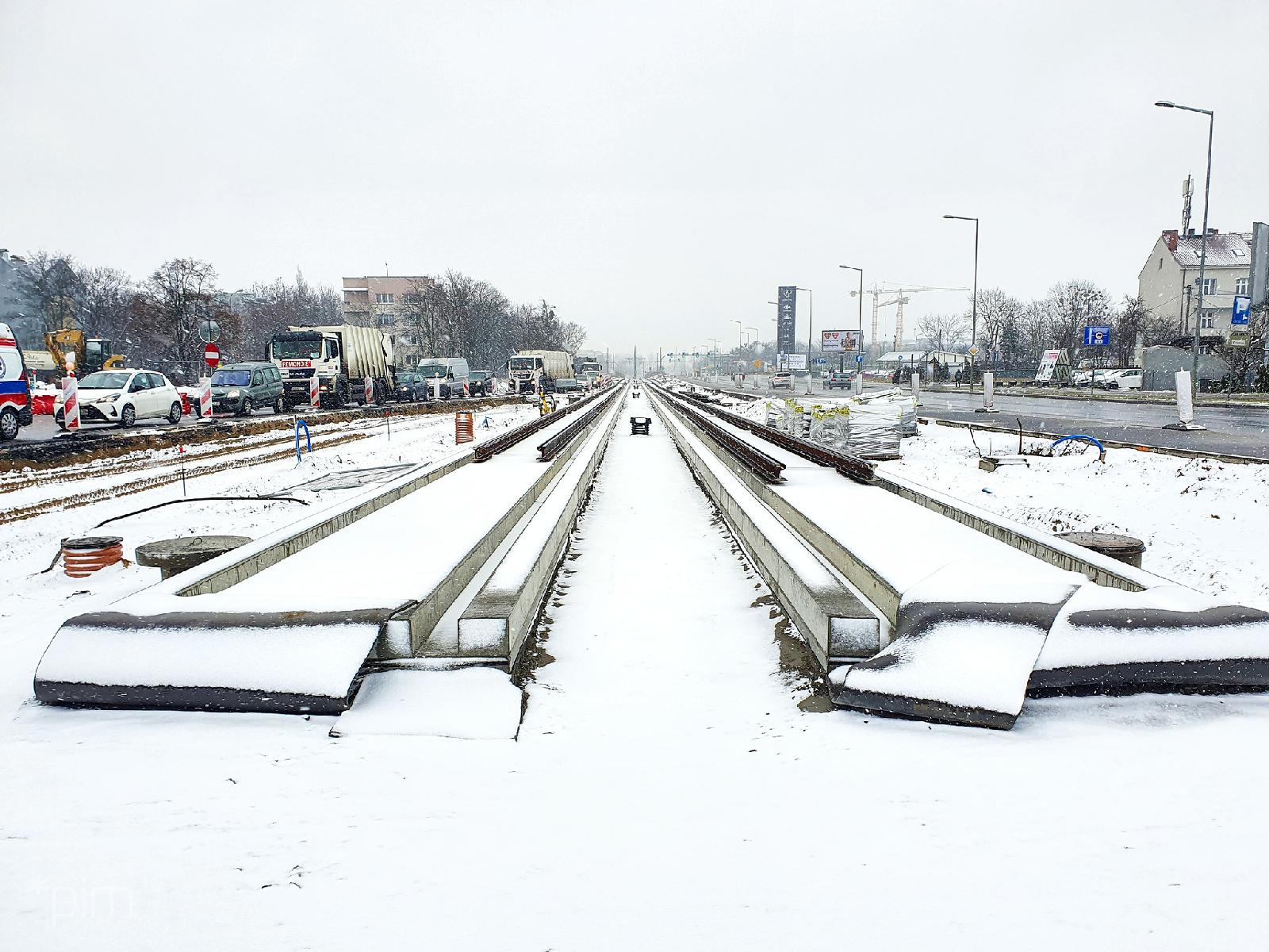 Nowe torowisko na ul. Jana Pawła II przysypane śniegiem - grafika rozmowy