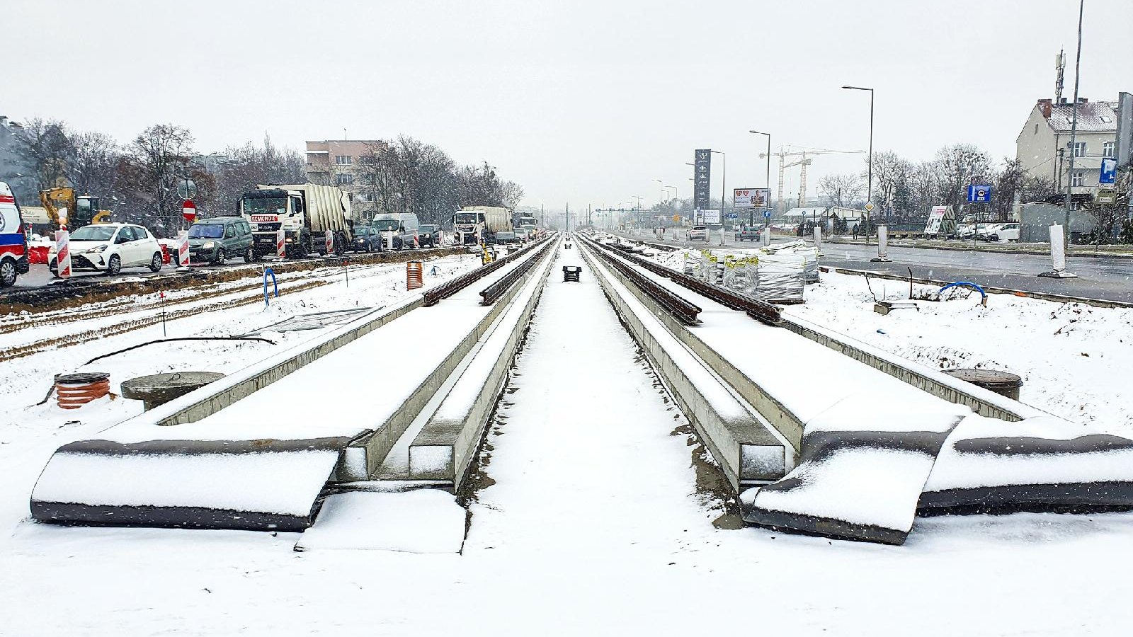 Nowe torowisko na ul. Jana Pawła II przysypane śniegiem