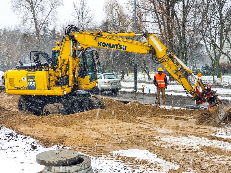 Koparka pracująca na budowie drogi - grafika rozmowy