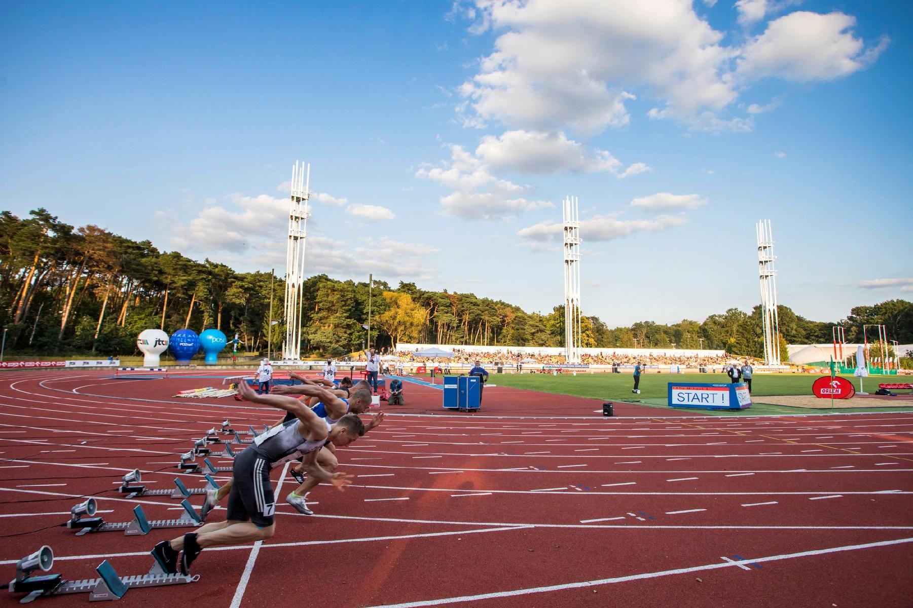 Zdjęcie przedstawia biegnących po torze mężczyzn. Fotografia została zrobiona na stadionie na Golęcinie. - grafika rozmowy