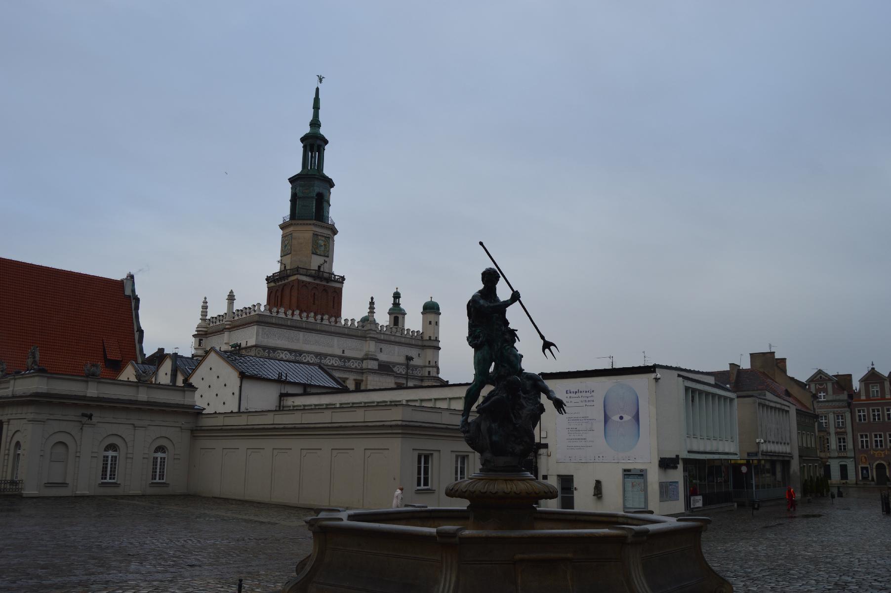 Stary Rynek, fonranna, budynek Galerii Miejskiej Arsenał. W tel ratusz - grafika rozmowy