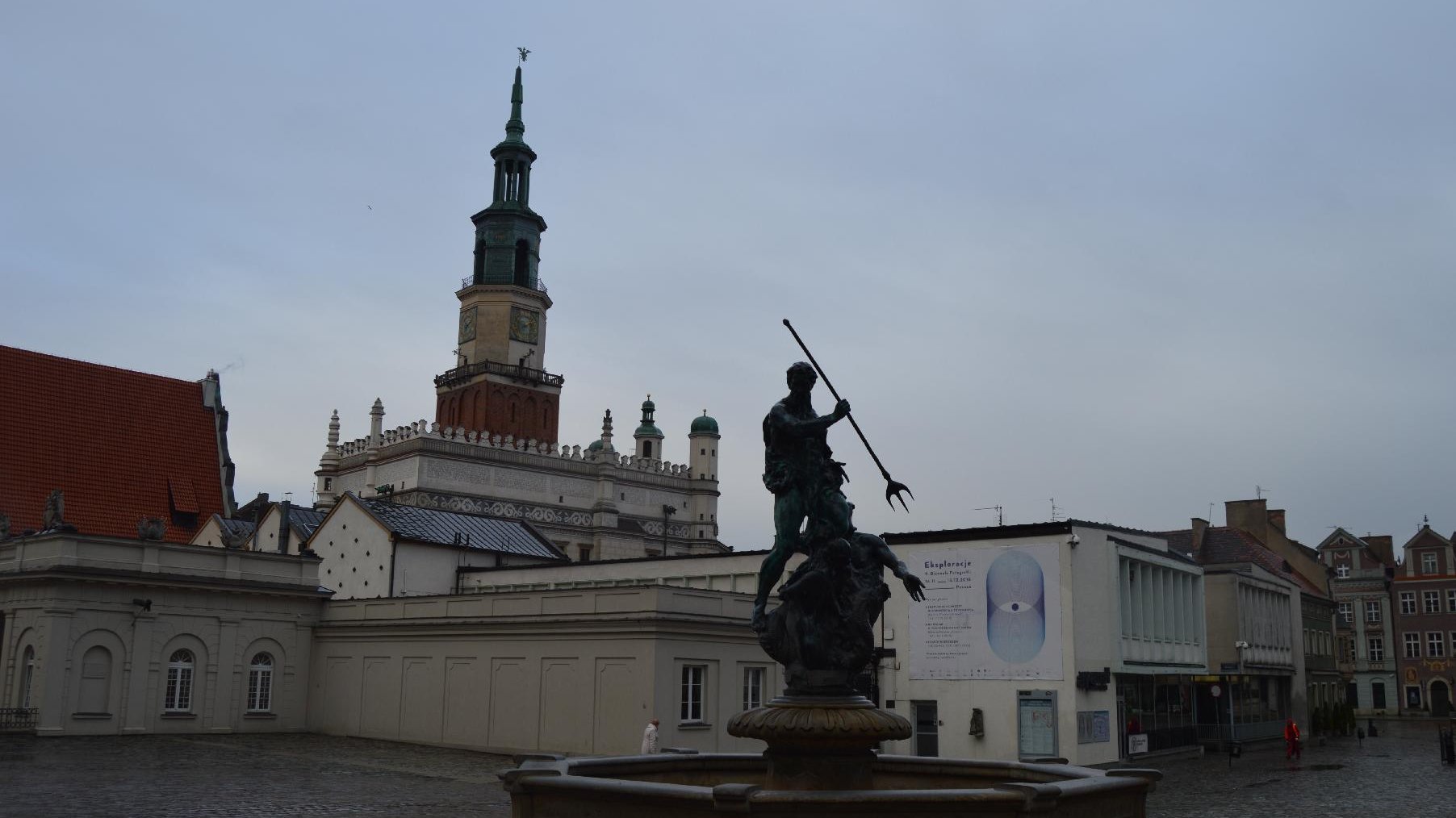 Stary Rynek, fonranna, budynek Galerii Miejskiej Arsenał. W tel ratusz