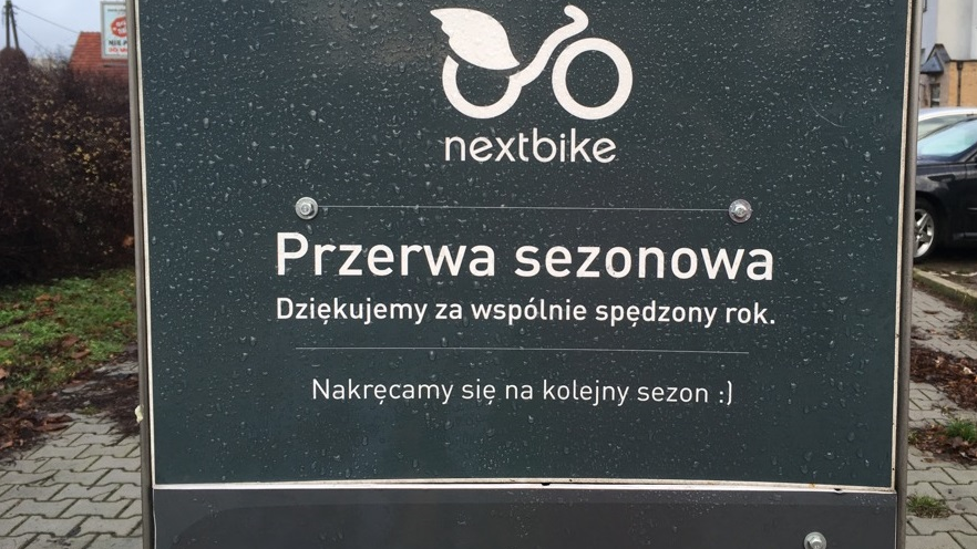 Tablica Nextbike z informacją: "Przerwa sezonowa. Dziękujemy za wspólnie spędzony rok. Nakręcamy się na kolejny sezon."