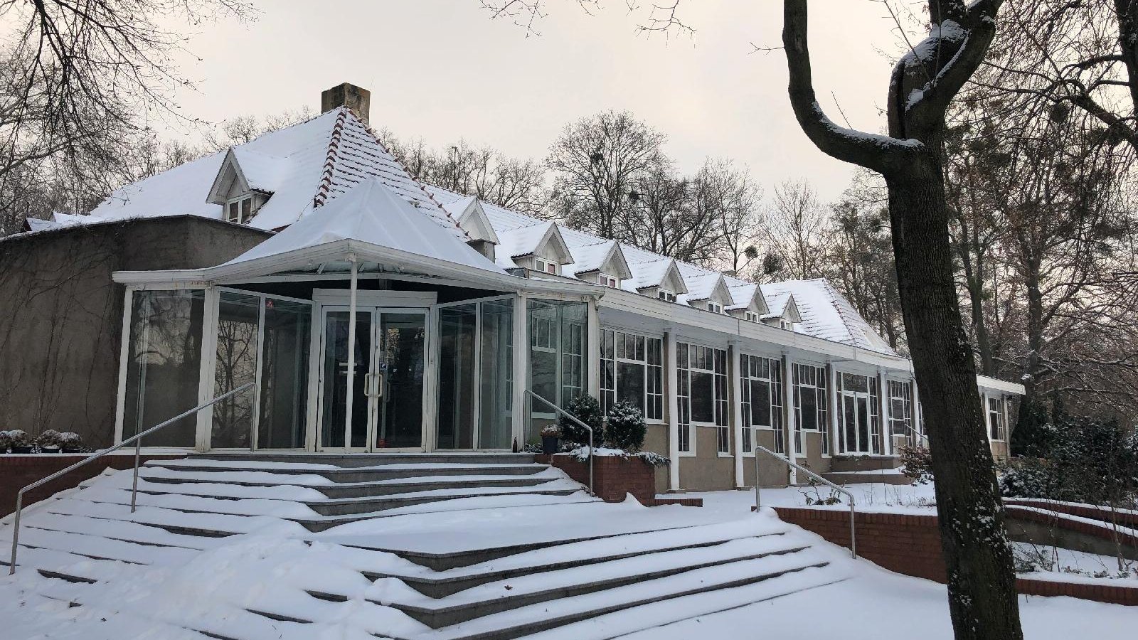 Galeria zdjęć przedstawia budynek dawnej restauracji Meridian w parku Sołackim w zimowej aurze. Dookoła leży śnieg.