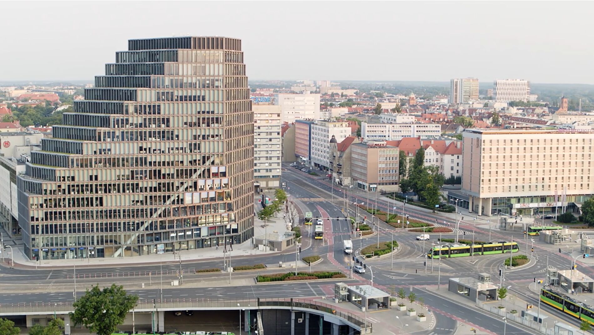 Panorama Poznania z lotu ptaka, na pierwszym planie budynek Bałtyku - grafika rozmowy