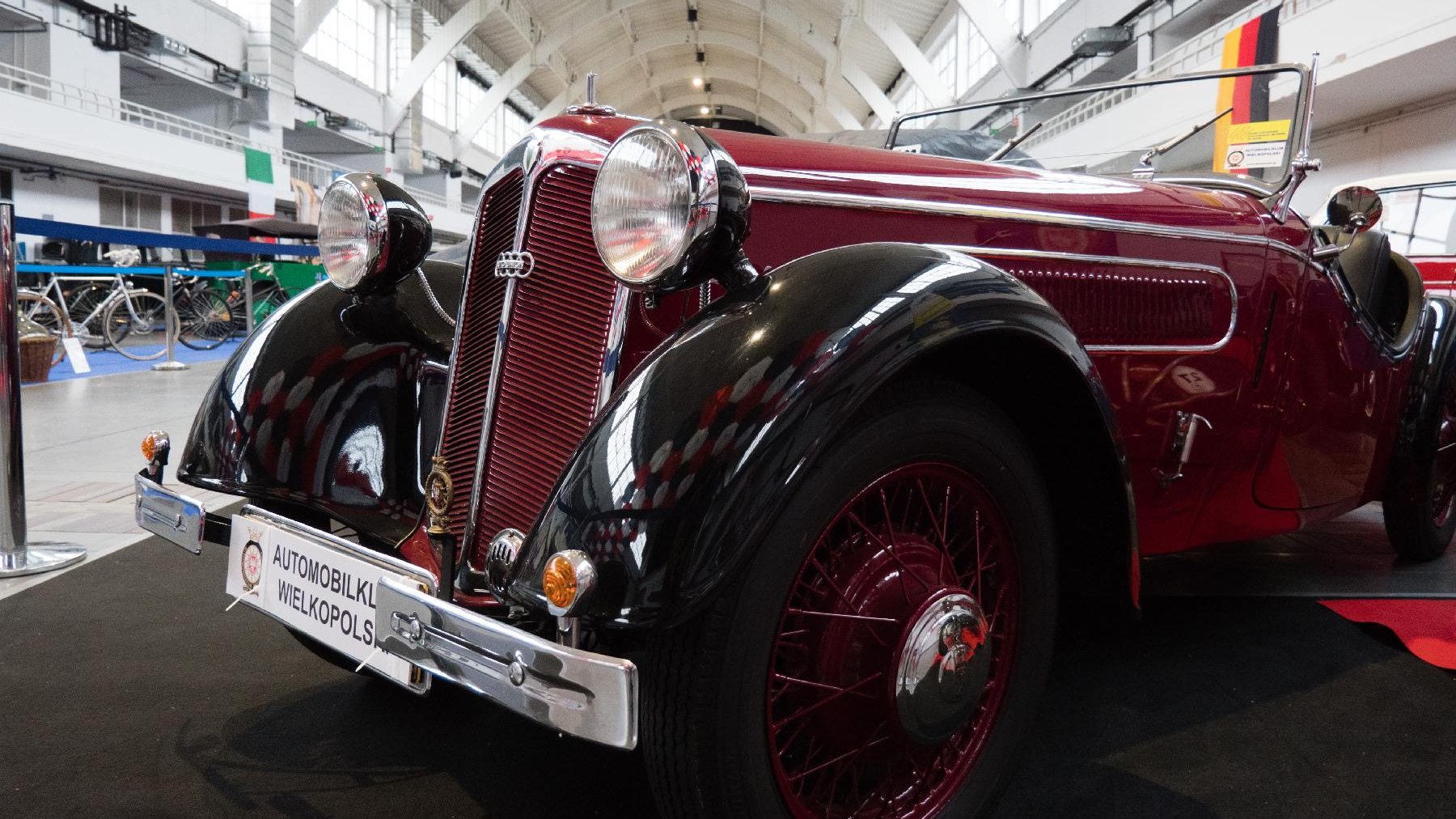 Galeria zdjęć przedstawia pojazdy z kolekcji Muzeum Motoryzacji.