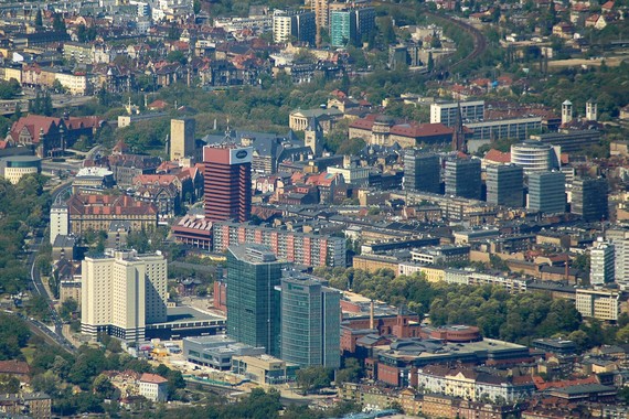 Zdjęcie przedstawia Poznań z lotu ptaka. Widać na nim wysokie budynki, w tym wieżowce. - grafika rozmowy