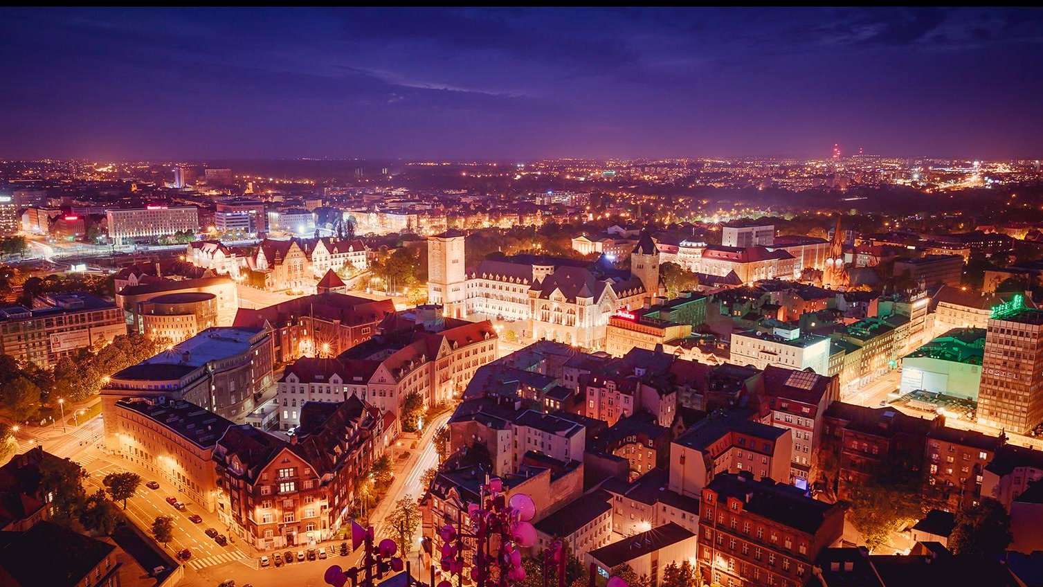 Zdjęcie - panorama Poznania nocą, z lotu ptaka, w centrum śródmieście