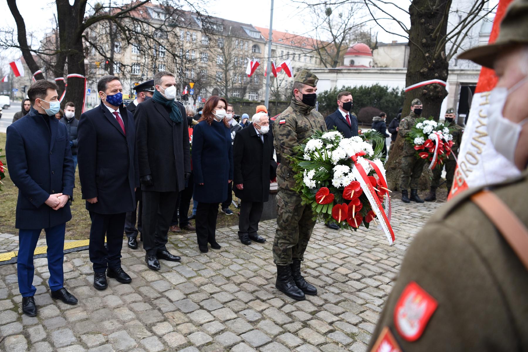 Galeria zdjęć przedstawia obchody Narodowego Dnia Pamięci "Żołnierzy Wyklętych". - grafika rozmowy