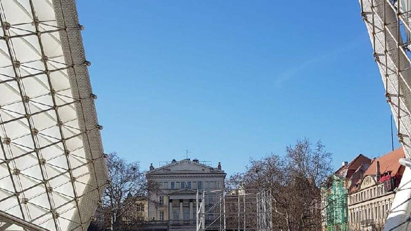 Plac wolności. Na nim przestrzenna bryła wystawy czasowej.