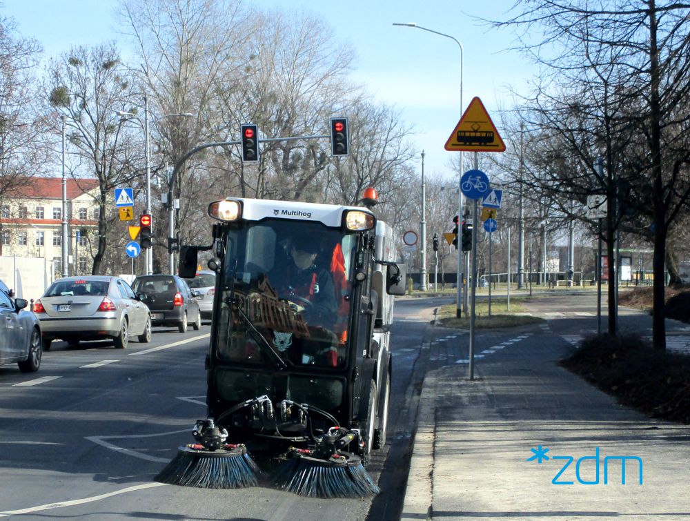 Galeria zdjęć pokazujących pojazdy sprzątające chodniki i drogi rowerowych po zimie - grafika rozmowy