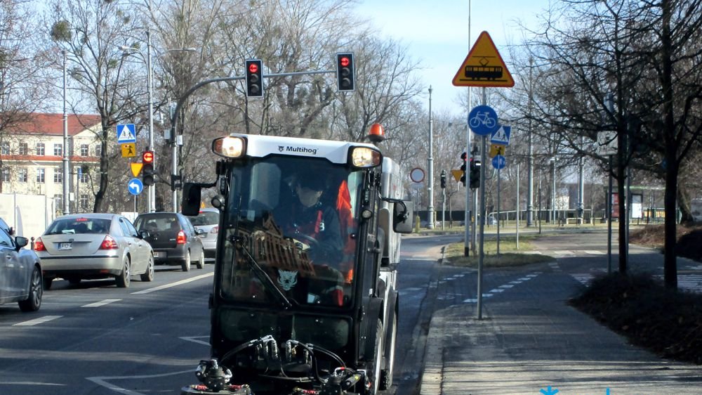 Galeria zdjęć pokazujących pojazdy sprzątające chodniki i drogi rowerowych po zimie