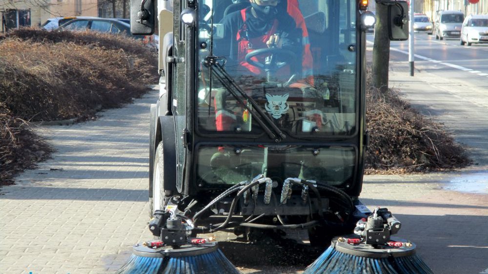 Galeria zdjęć pokazujących pojazdy sprzątające chodniki i drogi rowerowych po zimie