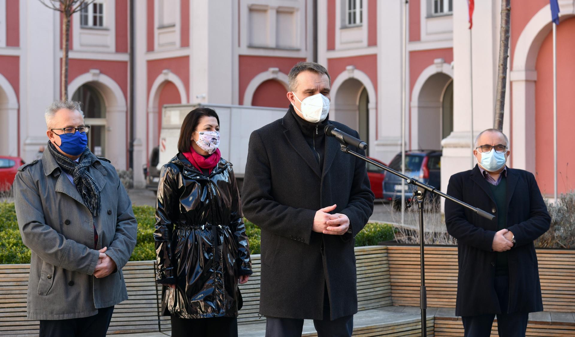 Galeria zdjęć została zrobiona podczas konferencji prasowej na dziedzińcu Urzędu Miasta Poznania. Na fotografii widać zastępcę prezydenta Mariusza Wiśniewskiego, zastępcę dyrektora Wydziału Oświaty Wiesława Banasia oraz miejskich radnych - Marka Sternalskiego i Martę Mazurek. - grafika rozmowy