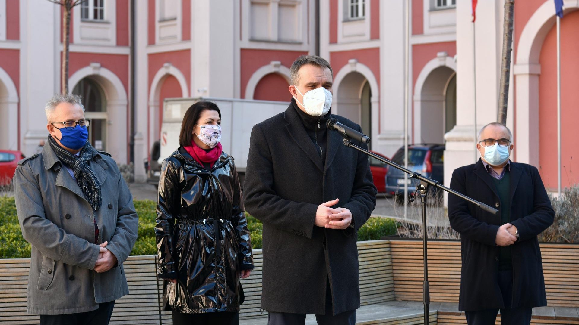 Galeria zdjęć została zrobiona podczas konferencji prasowej na dziedzińcu Urzędu Miasta Poznania. Na fotografii widać zastępcę prezydenta Mariusza Wiśniewskiego, zastępcę dyrektora Wydziału Oświaty Wiesława Banasia oraz miejskich radnych - Marka Sternalskiego i Martę Mazurek.