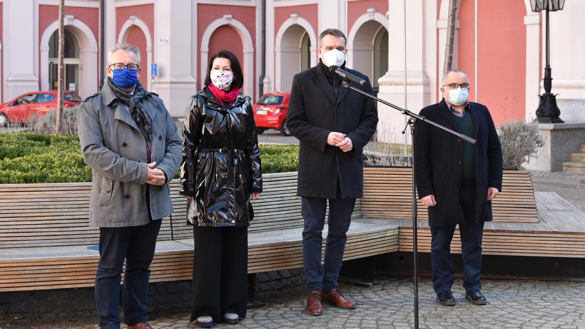 Galeria zdjęć została zrobiona podczas konferencji prasowej na dziedzińcu Urzędu Miasta Poznania. Na fotografii widać zastępcę prezydenta Mariusza Wiśniewskiego, zastępcę dyrektora Wydziału Oświaty Wiesława Banasia oraz miejskich radnych - Marka Sternalskiego i Martę Mazurek.