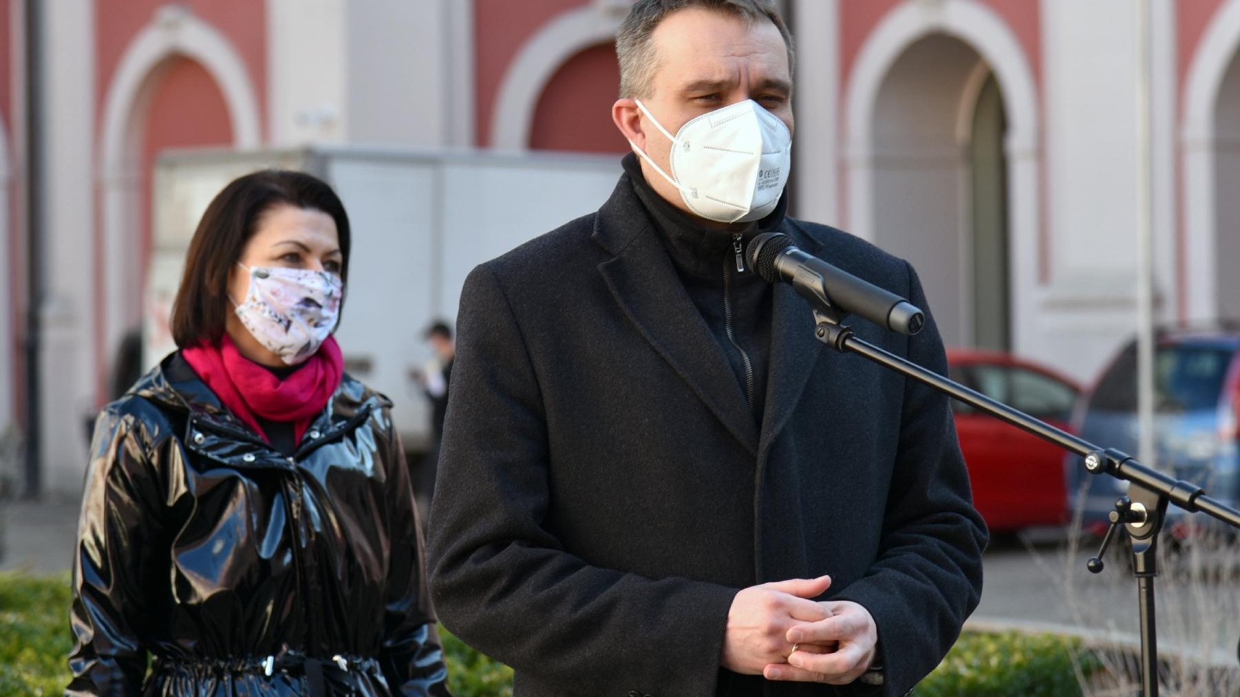 Galeria zdjęć została zrobiona podczas konferencji prasowej na dziedzińcu Urzędu Miasta Poznania. Na fotografii widać zastępcę prezydenta Mariusza Wiśniewskiego i radną Martę Mazurek.