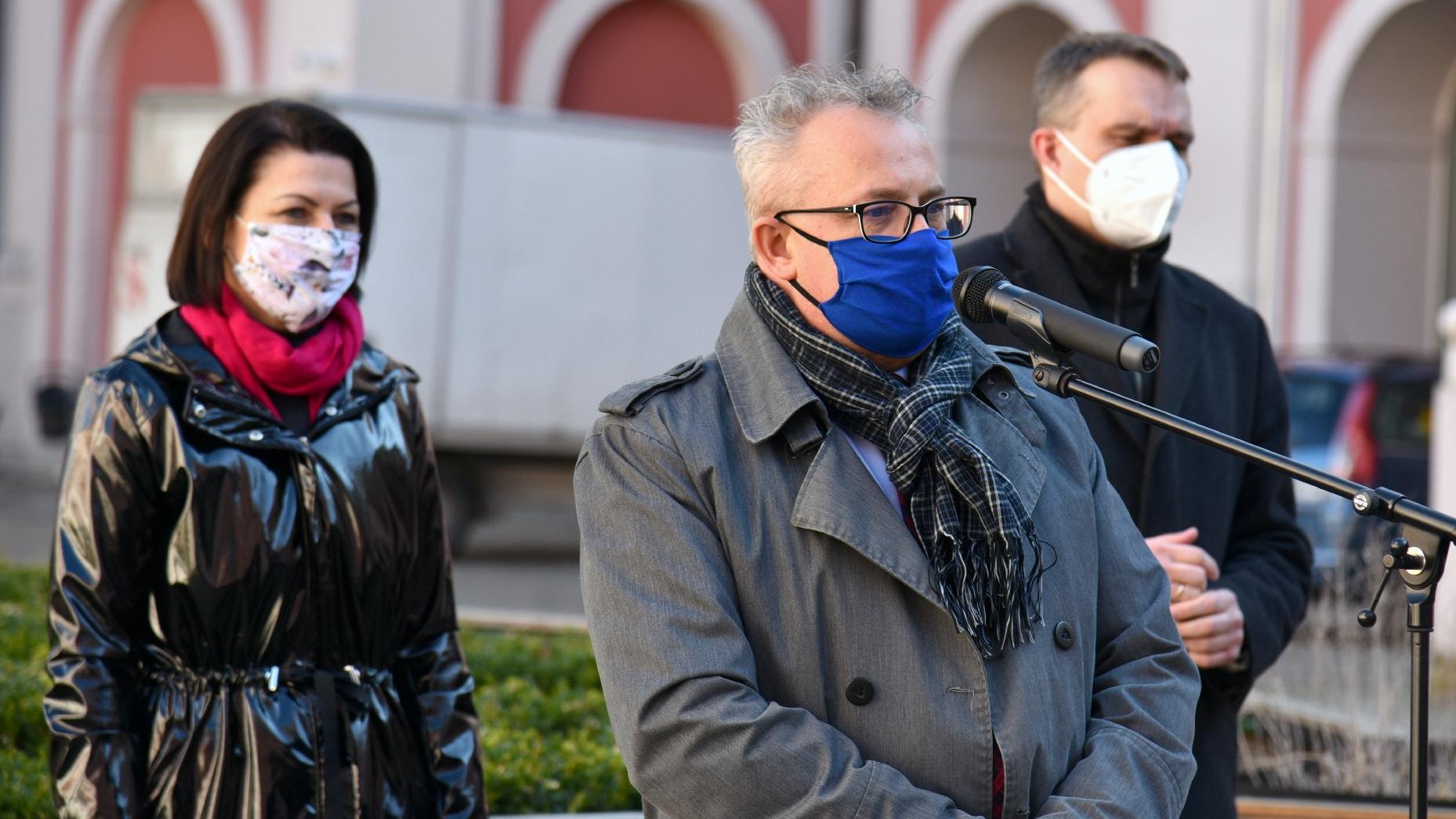 Galeria zdjęć została zrobiona podczas konferencji prasowej na dziedzińcu Urzędu Miasta Poznania. Na fotografii widać zastępcę prezydenta Mariusza Wiśniewskiego, zastępcę dyrektora Wydziału Oświaty Wiesława Banasia oraz radną Martę Mazurek.