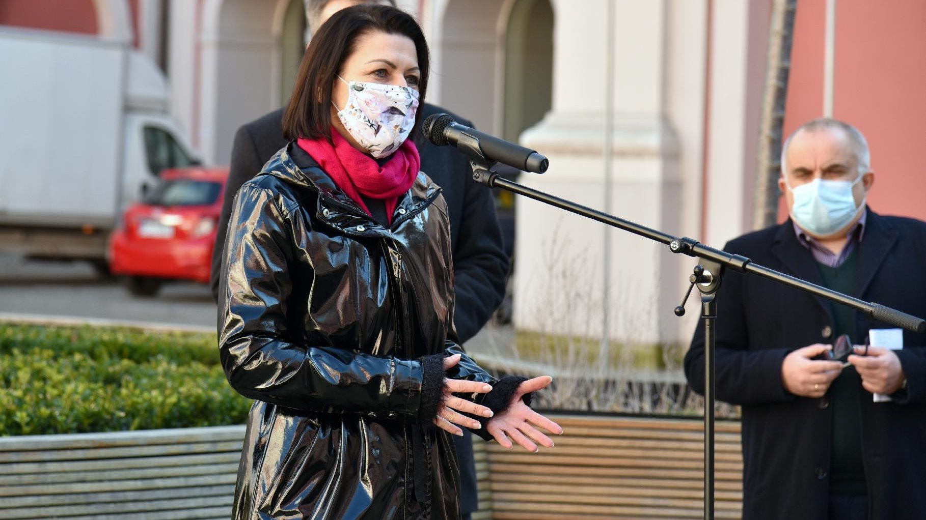 Galeria zdjęć została zrobiona podczas konferencji prasowej na dziedzińcu Urzędu Miasta Poznania. Na fotografii widać miejskich radnych - Marka Sternalskiego i Martę Mazurek.