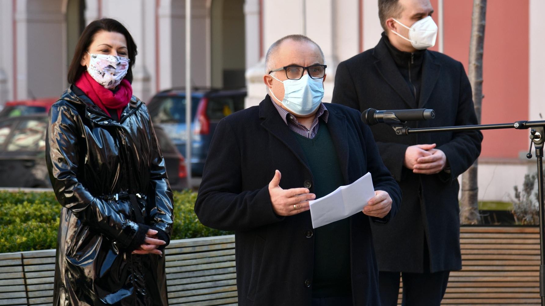 Galeria zdjęć została zrobiona podczas konferencji prasowej na dziedzińcu Urzędu Miasta Poznania. Na fotografii widać zastępcę prezydenta Mariusza Wiśniewskiego oraz miejskich radnych - Marka Sternalskiego i Martę Mazurek.