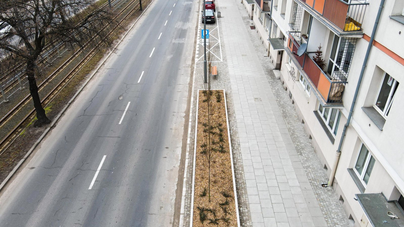 Galeria zdjęć z przebudowanego chodnika przy ul. Królowej Jadwigi