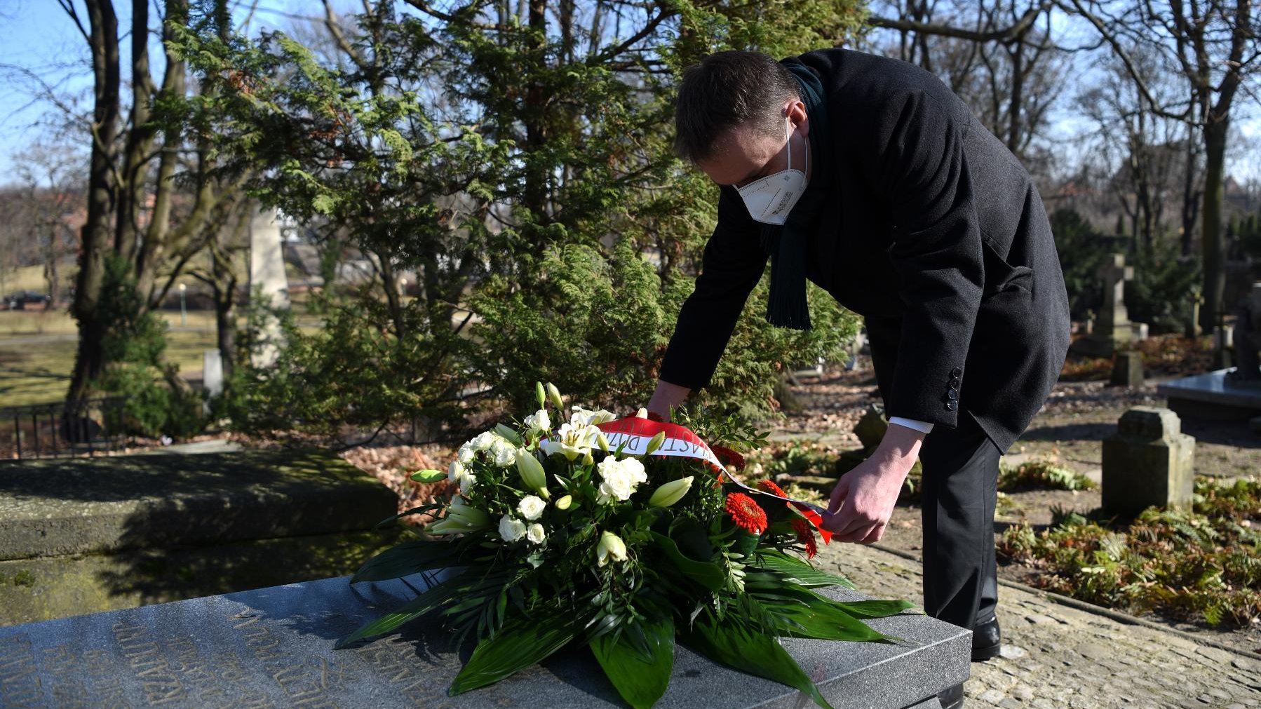 Mariusz Wiśniewski, zastępca prezydenta miasta składa kwiaty na grobie Cyryla Ratajskiego, byłego prezydenta Poznania.