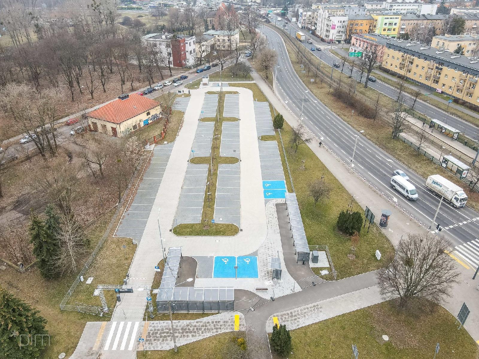 Galeria zdjęć pokazujących nowe parkingi typu Park&Ride - grafika rozmowy