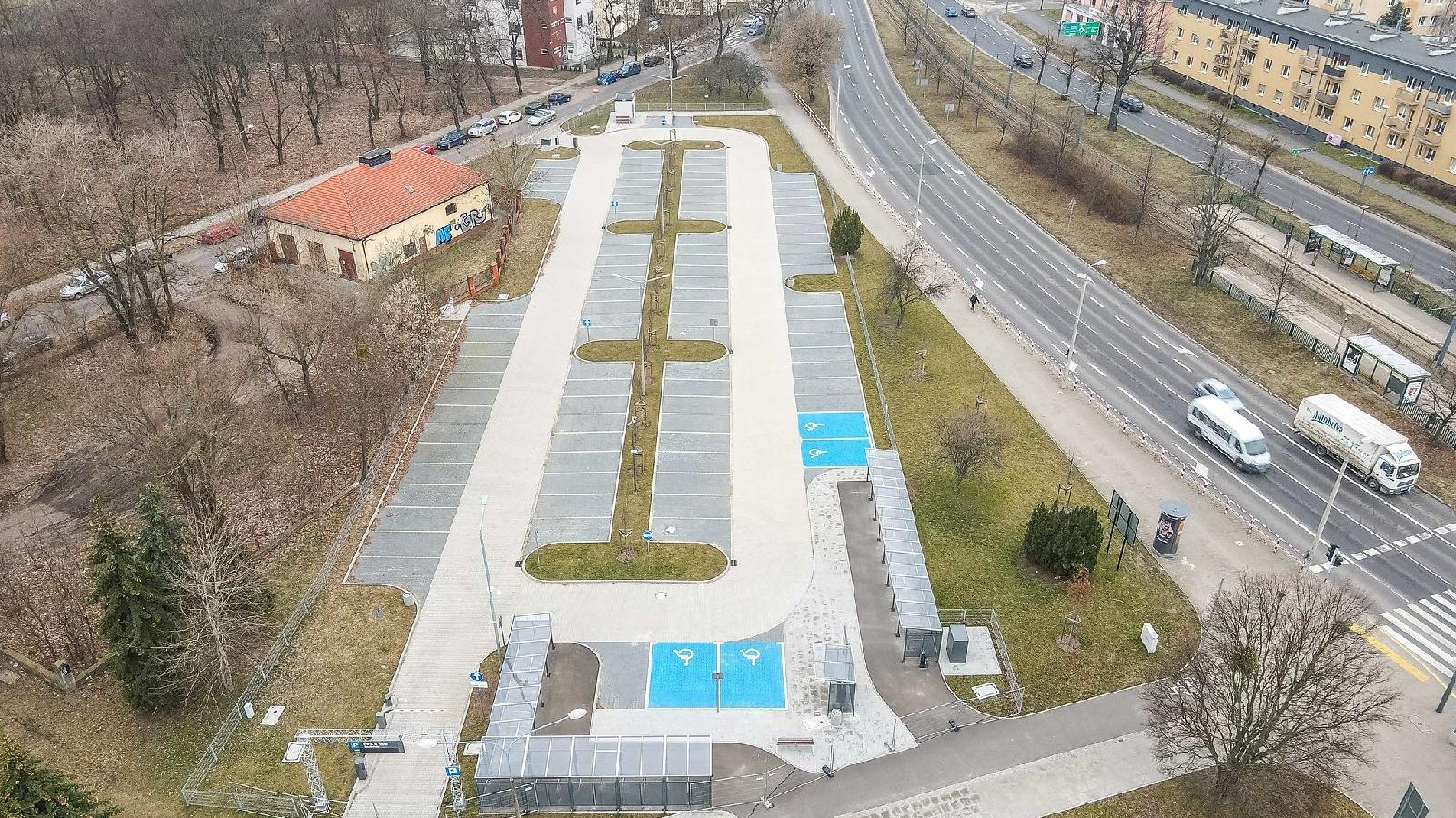 Galeria zdjęć pokazujących nowe parkingi typu Park&Ride