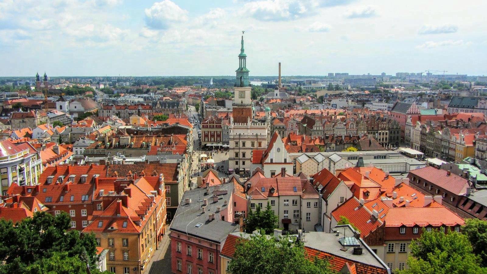 Panorama Poznania z lotu ptaka, w centrum śródmieście i budynek Ratusza