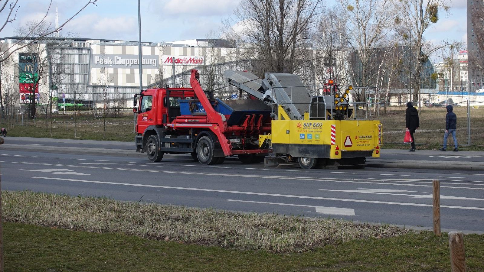 Galeria zdjęć samochodów sprzątających ulice po zimie