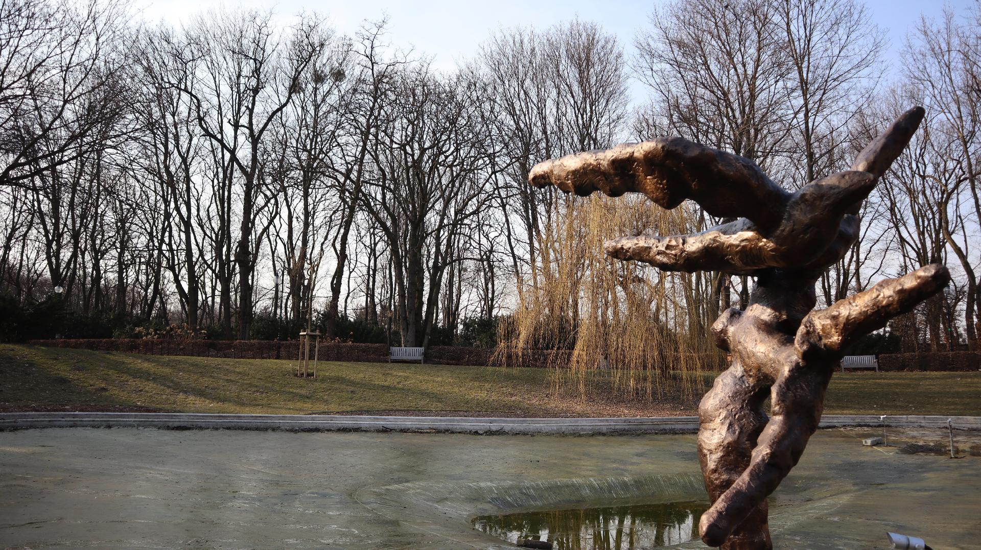 Na pierwszym planie widać rzeźbę, na dalszym park Cytadela w jesiennej odsłonie. - grafika rozmowy