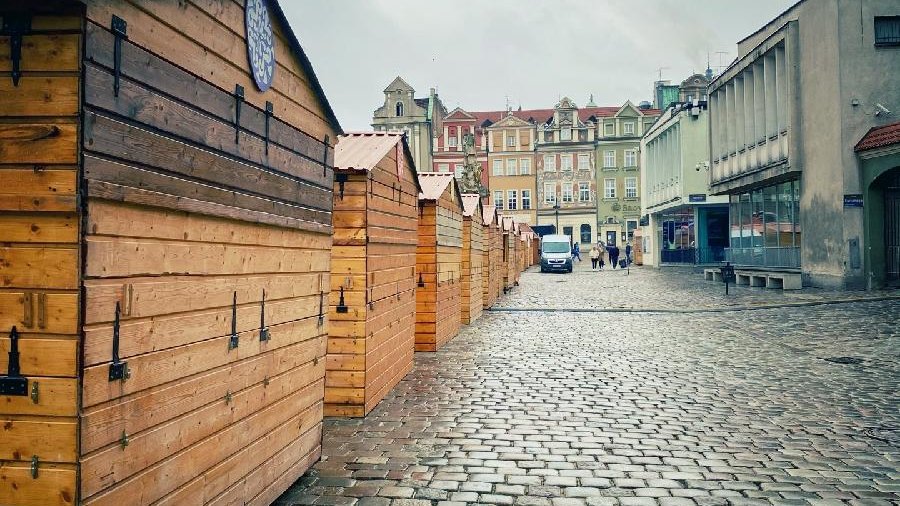 Galeria zdjęć przedstawia drewniane domki handlowe na Starym Rynku.