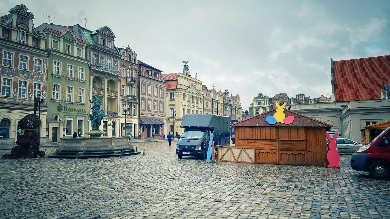 Galeria zdjęć przedstawia drewniane domki handlowe na Starym Rynku.