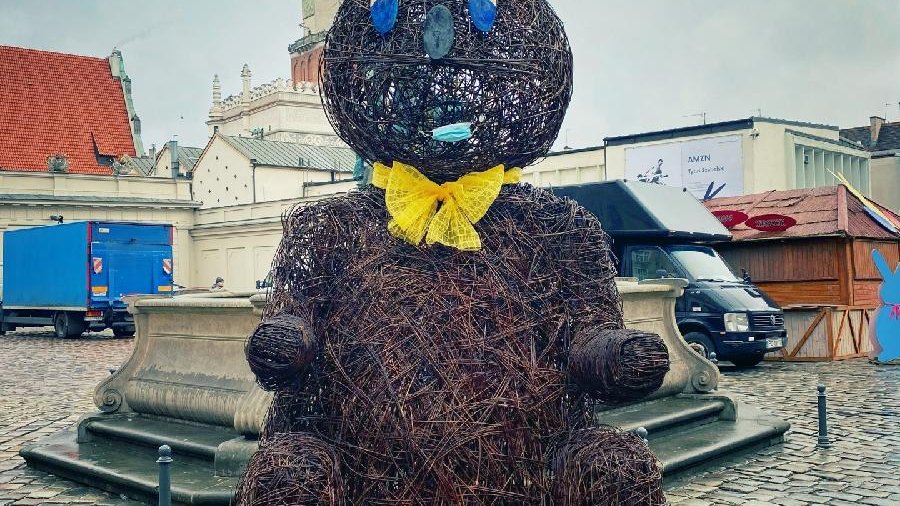 Zdjęcie przedstawia świąteczną dekorację - dużego zająca.