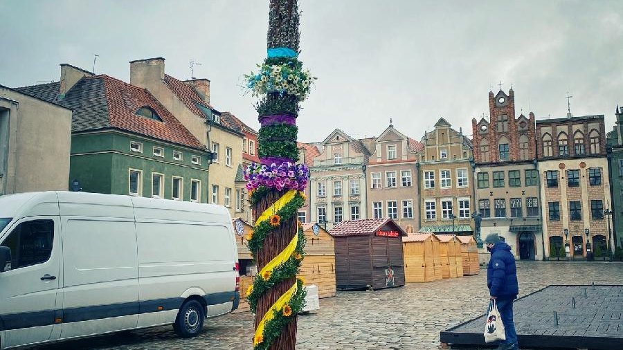 Zdjęcie przedstawia świąteczną dekorację - dużą palmę wielkanocną.