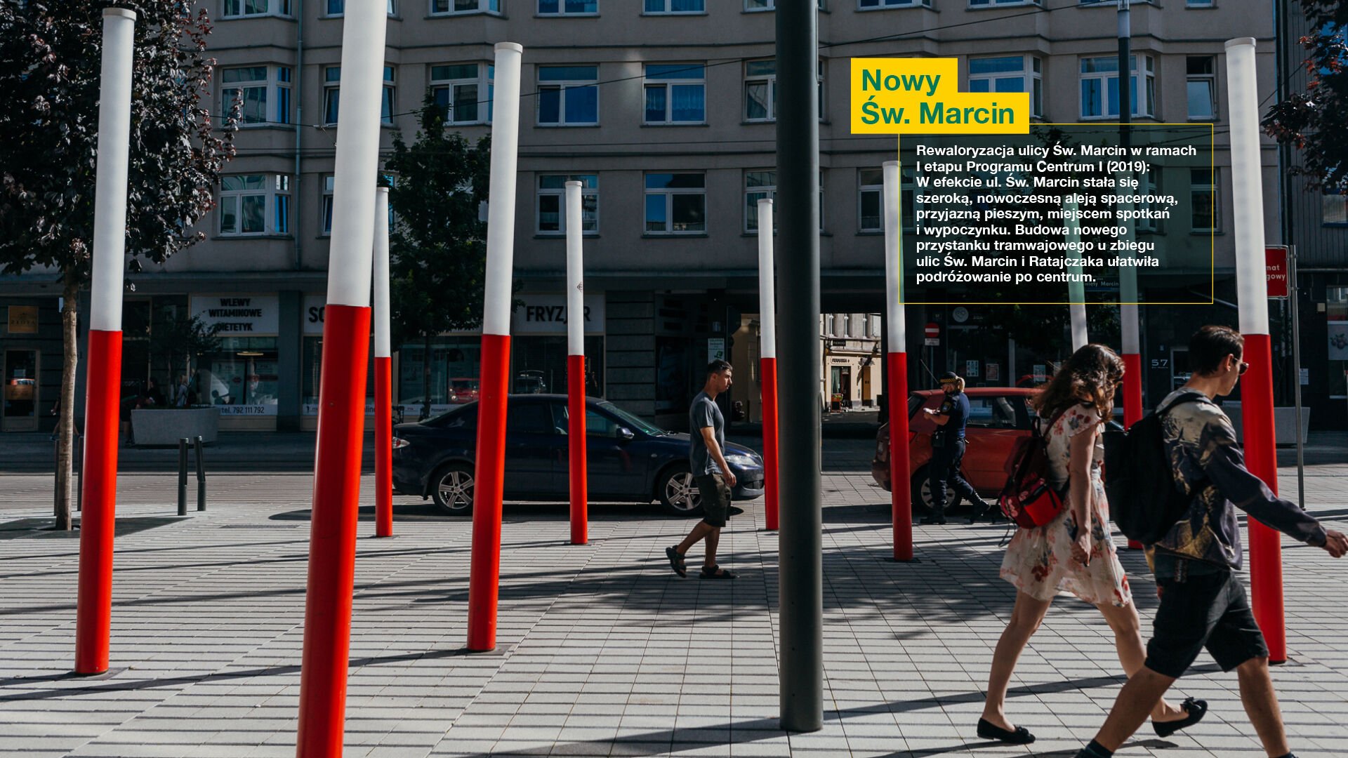 Na zdjęciu ulica Święty Marcin, na pierwszym planie instalacja z biało-czerwonych słupów, obok informacje o rewitalizacji