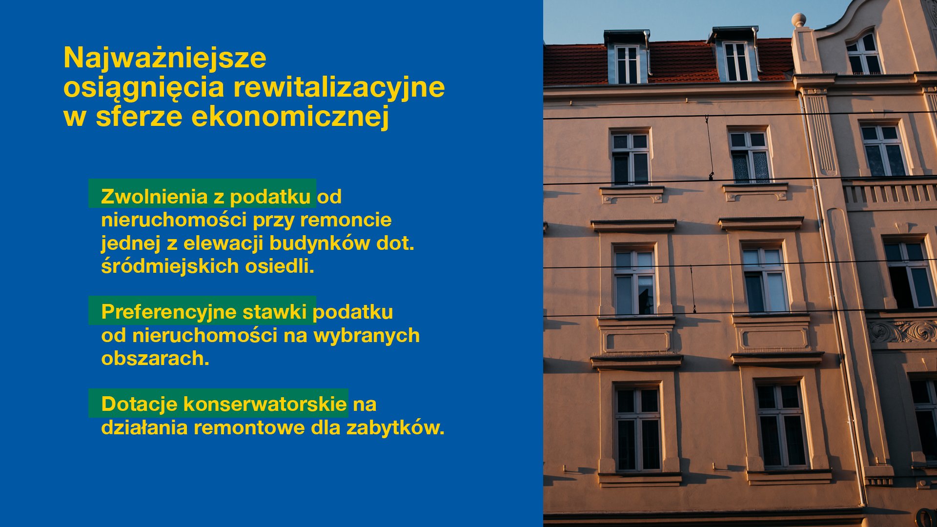 Na zdjęciu wyremontowana kamienica, obok plansza z informacją o miejskich dotacjach