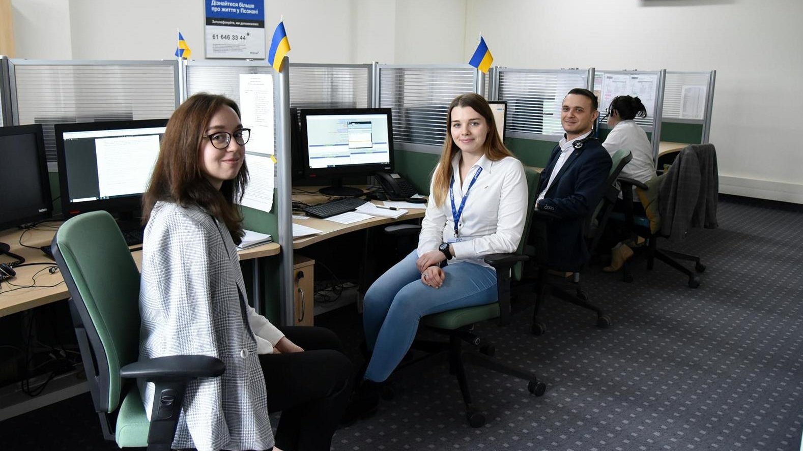 Galera zdjęć przedstawia pomieszczenia Biura Poznań Kontakt przystrojone flagami Ukrainy.