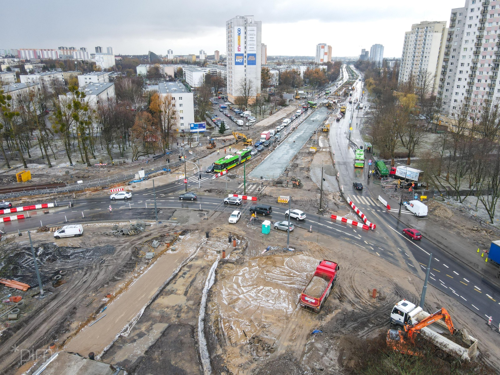 Prace na rondzie Rataje widziane z lotu ptaka, na pierwszym planie tarcza ronda, na niej ciężarówki - grafika rozmowy