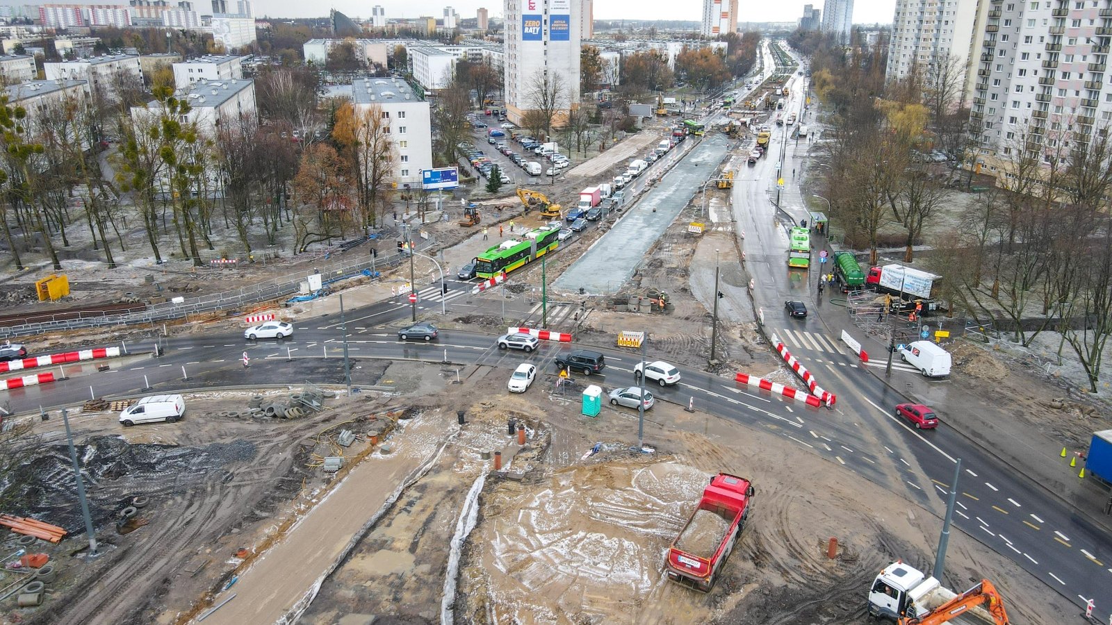 Prace na rondzie Rataje widziane z lotu ptaka, na pierwszym planie tarcza ronda, na niej ciężarówki