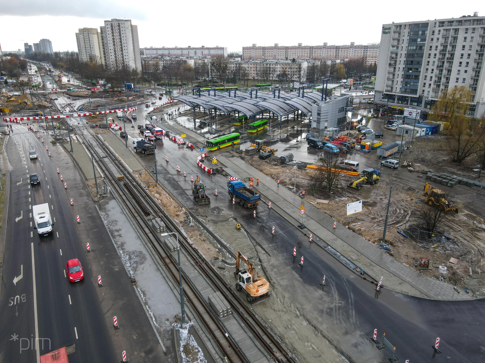 Zdjęcie z lotu ptaka pokazujące przebudowę ronda Rataje i ulic do niego dochodzących - grafika rozmowy