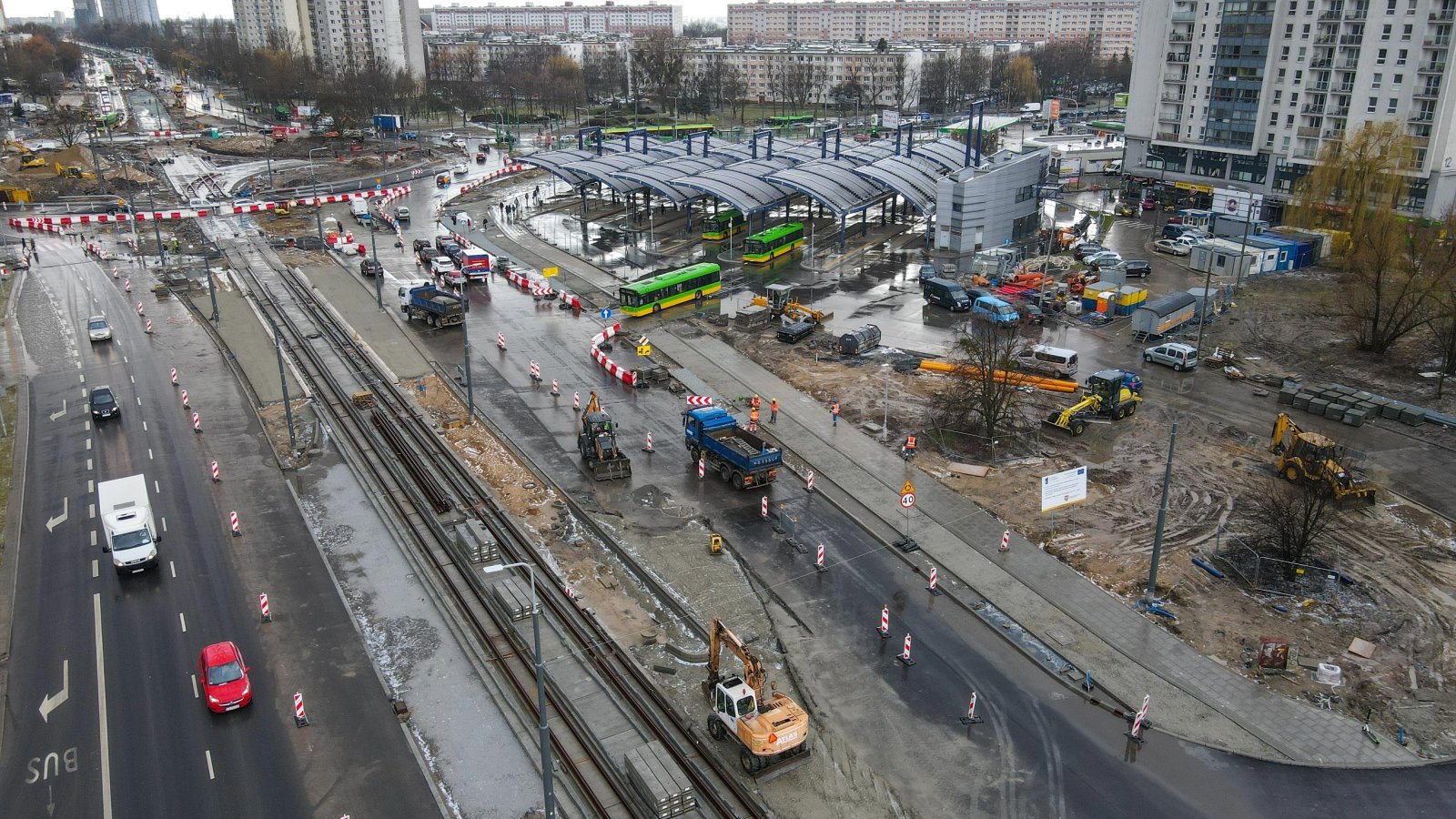 Zdjęcie z lotu ptaka pokazujące przebudowę ronda Rataje i ulic do niego dochodzących