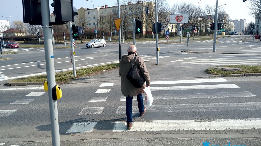 Galeria zdjęć z okolic skrzyżowania ul. Inflanckiej i Piłsudskiego, gdzie zamontowano nową sygnalizację akustyczną