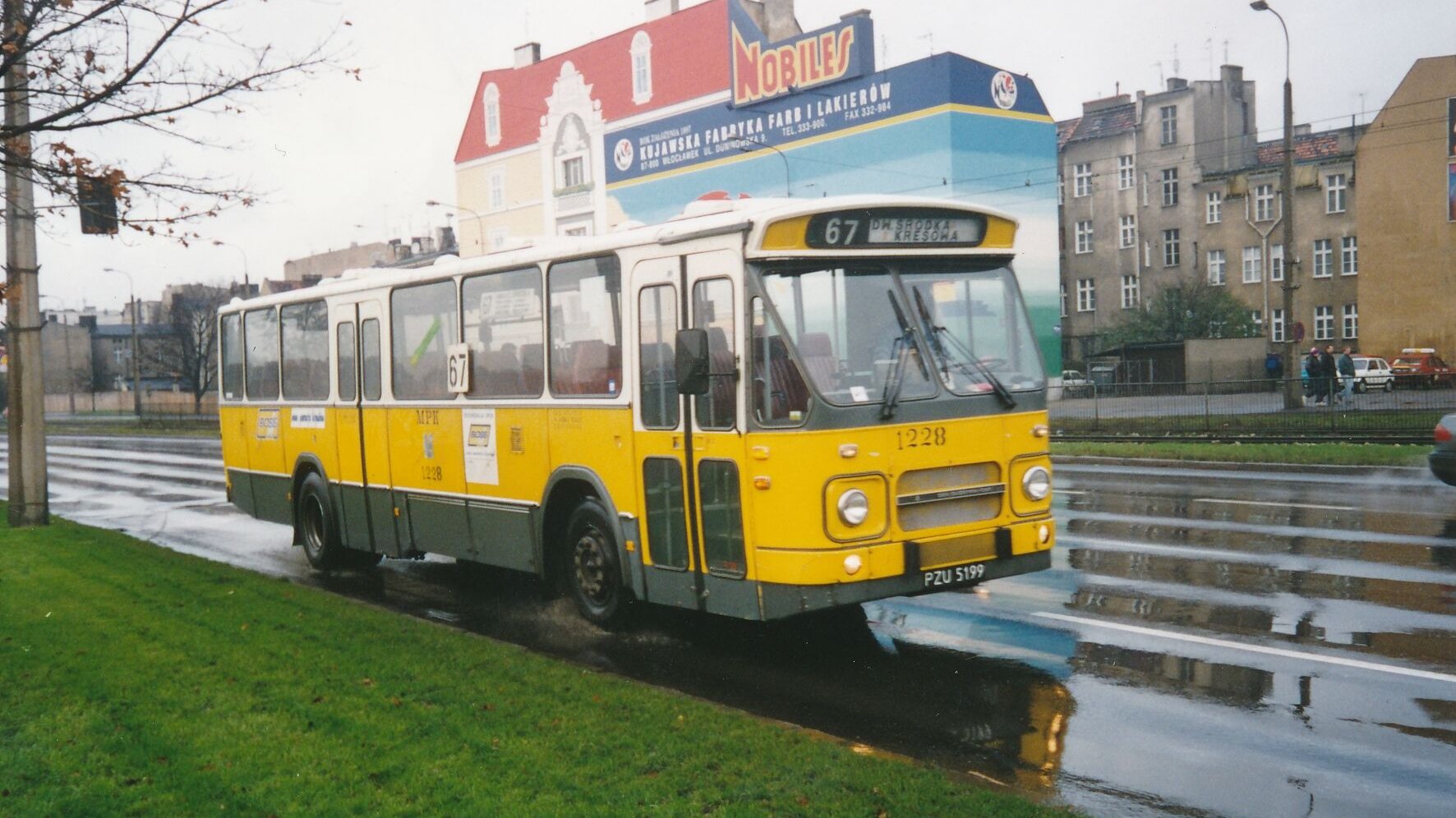 Galeria zdjęć biało-żółto-szarego autobusu DAF