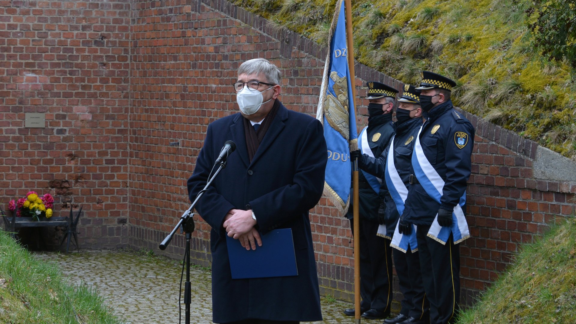 Galeria zdjęć przedstawia uroczystości inaugurujące Miesiąc Pamięci Narodowej w Forcie VII. - grafika rozmowy